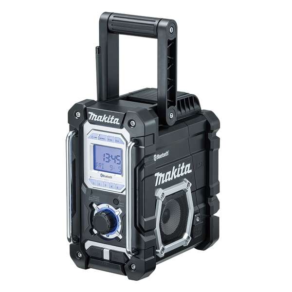 Makita 牧田 DMR108B 黑色工地收音機,設有提手、控制面板及雙喇叭,斜側角度產品圖