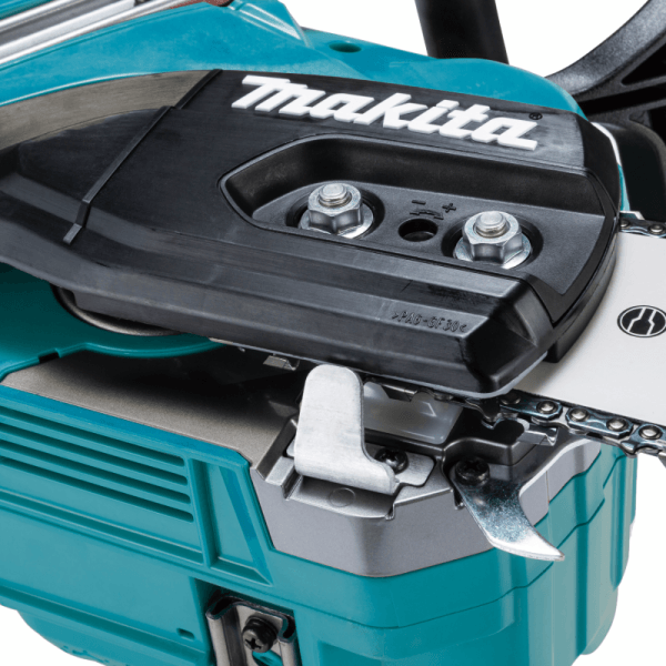 Makita UC030GZ 鏈鋸鏈輪護蓋特寫,展示防脫螺帽、鏈條張力調整鈕及金屬防滑齒座