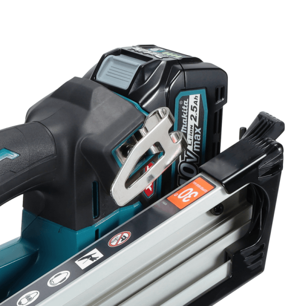 Makita BN001GZ 釘槍掛鉤及電池安裝位置近攝