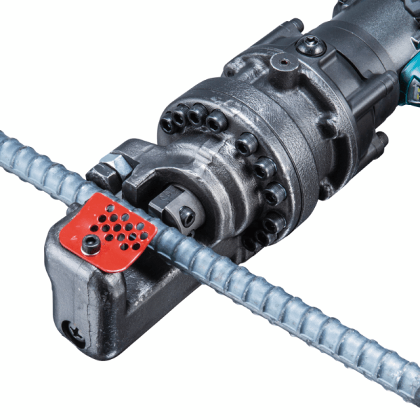 Makita SC001GZK 切斷夾頭特寫,夾住鋼筋及紅色防飛散護罩