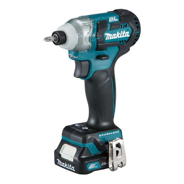 Makita 牧田 TD111DSME 12V 充電式衝擊起子機,藍黑色機身連電池及掛鈎,白色背景正面圖