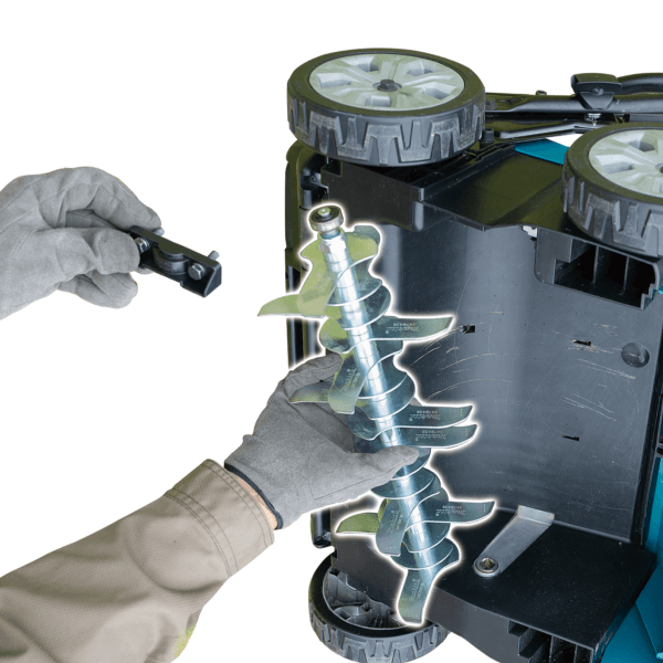 Makita 牧田 UV001GZ 鬆土機刀軸拆裝特寫,使用扳手更換垂直刀片或耙草刀片