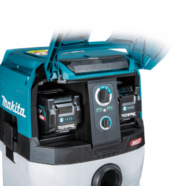 Makita VC001GLZ01 集塵機電池艙開啟特寫,可安裝兩枚 40Vmax 電池