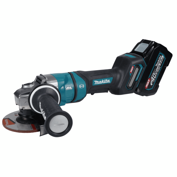 Makita 牧田 GA050GZ 40V 充電式角向磨光機側面全機圖,已裝上砂輪片、側柄及示意用 XGT 電池