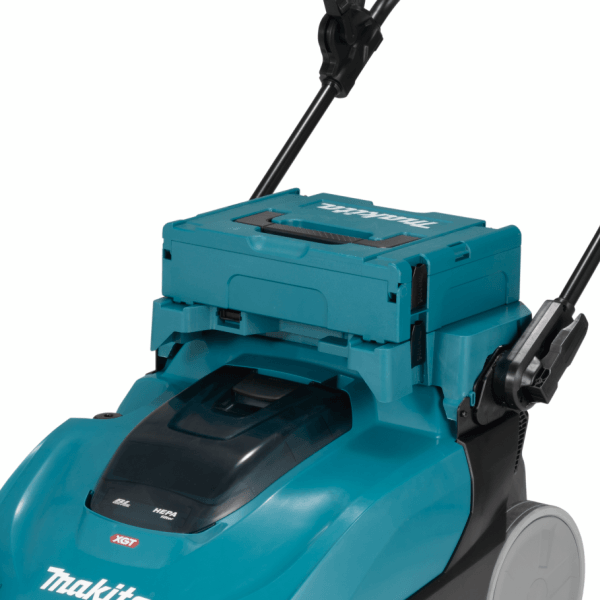 Makita VS001GZ 機身上部特寫,示範加裝 MAKPAC 系統工具箱(MAKPAC接駁器需另行購買)
