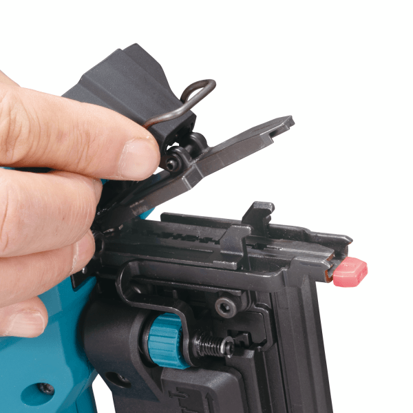 Makita DBN501Z 槍咀部位特寫,展示無需工具打開的清除卡釘裝置及深度調整轉盤