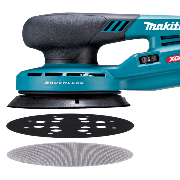 Makita BO003CGZ 砂光機底盤特寫,展示 125mm 保護墊片及網狀砂碟