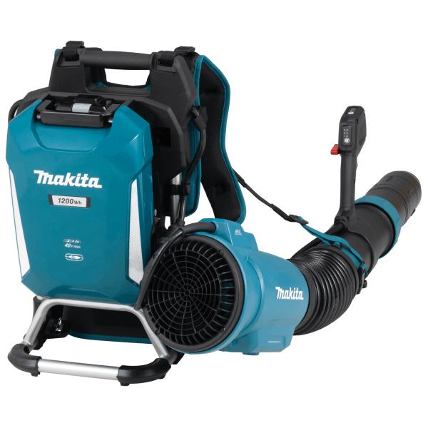 Makita 牧田 UB004CZ 背負吹風機裝上背負式電池的示意圖,電池並不隨機附送