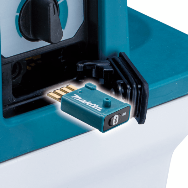 AWS 藍牙連動晶片插入 Makita VC013GLZ01 集塵機插槽的特寫