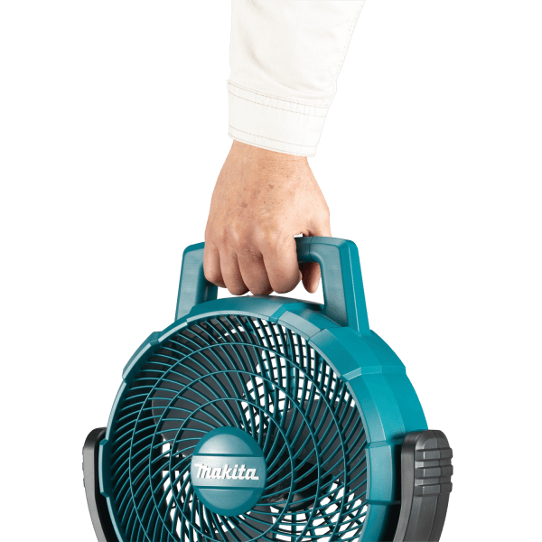 以手提把手提起 Makita 牧田 CF001GZ 充電式風扇