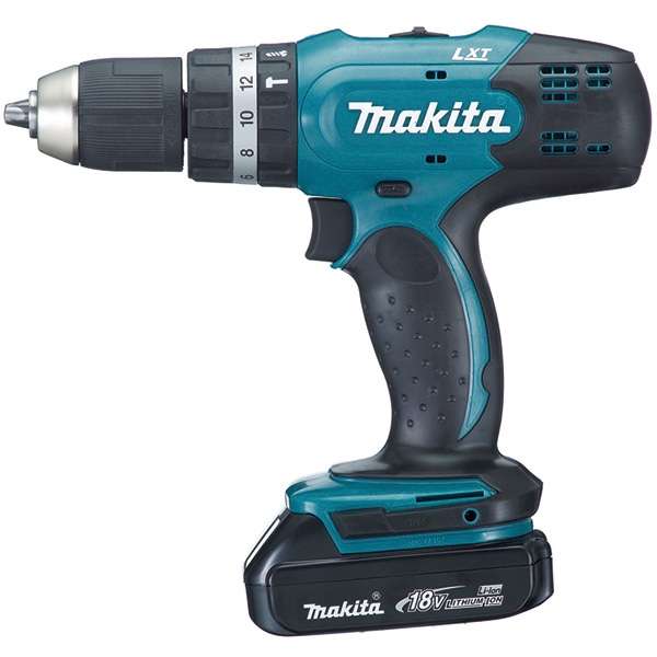 Makita 牧田 DHP453X10 18V 充電式衝擊電鑽側面全機圖,已裝上 18V 鋰電池