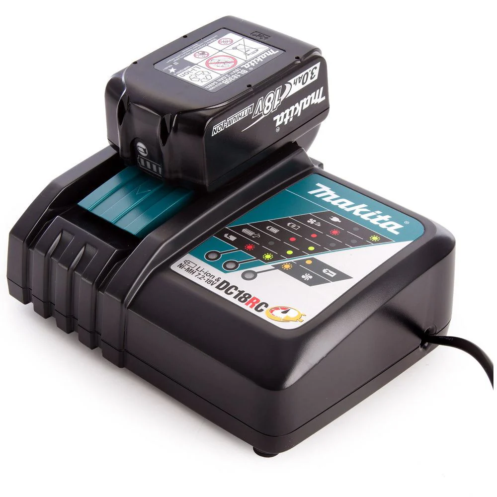 Makita DC18RC 快速充電器(三 quarters 視角含電池)