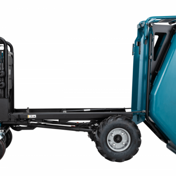 Makita DCU603Z 搬運車側面特寫,展示黑色車架、傾斜泥斗及越野輪胎