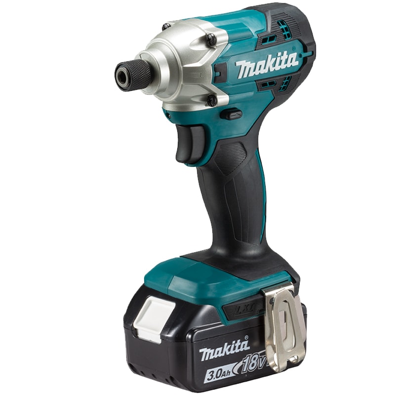 Makita 牧田 DTD156SFE 18V 充電衝擊起子機,已裝上 BL1830B 3.0Ah 鋰電池,白色背景產品照
