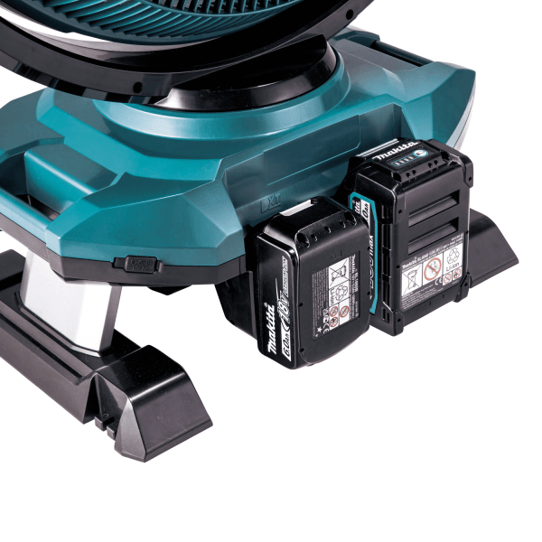 Makita CF003GZ 風扇底座電池插槽特寫,可安裝 40Vmax XGT 或 18V LXT 電池