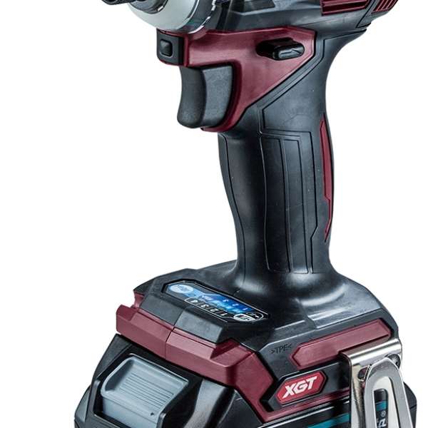Makita 牧田 TD001GD205 40V 充電式衝擊起子機紅色機身,握把、擋位顯示面板及 XGT 電池座特寫