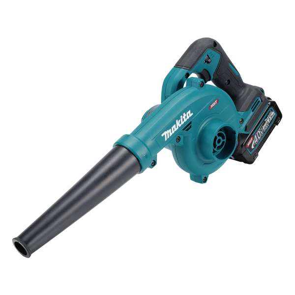 Makita 牧田 UB002GZ01 40V 充電式吹風機主機,裝上標準短噴嘴的斜前方全機圖(圖中電池另行購買)