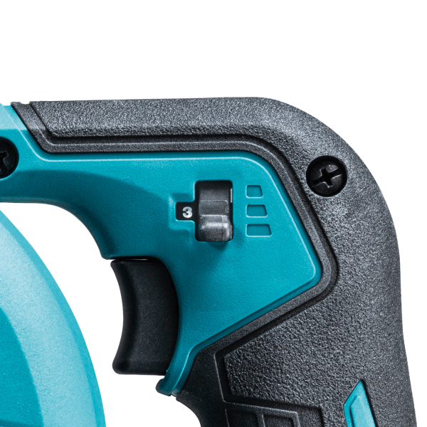 Makita UB002GZ01 充電式吹風機手柄上的三段風量調校撥桿及無段變速扳機特寫