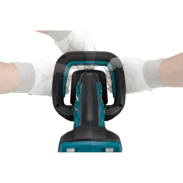 Makita UH020GZ 籬笆修剪機雙手握持前手柄及開關桿的操作示範