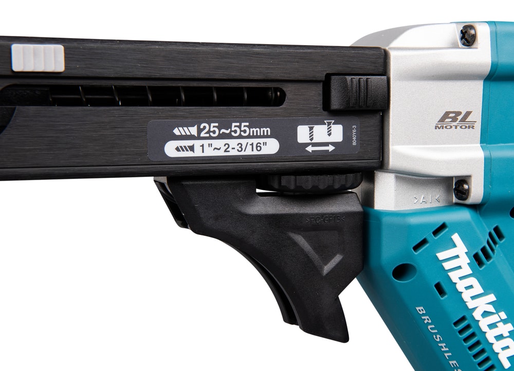 Makita DFR551Z 鋁合金導槽特寫,標示 25 - 55 mm 螺絲長度範圍及 BL 無刷馬達位置