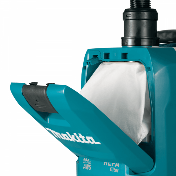 Makita VC009GZ01 集塵機打開機蓋的特寫,顯示內部集塵袋位置
