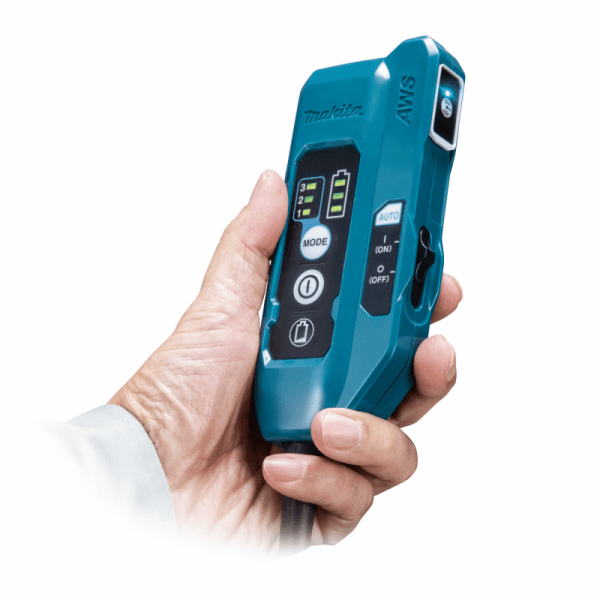 手持 Makita VC009GZ01 集塵機控制器特寫,設有 AWS、模式及三段吸力指示