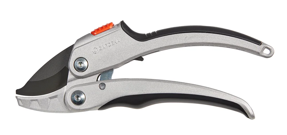 德國 GARDENA 8798-20 SmartCut Comfort 棘輪式修枝剪白底產品圖