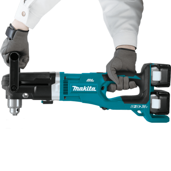 雙手握持 Makita DDA460ZK 充電式角向電鑽,展示 U 型手柄與主握把位置