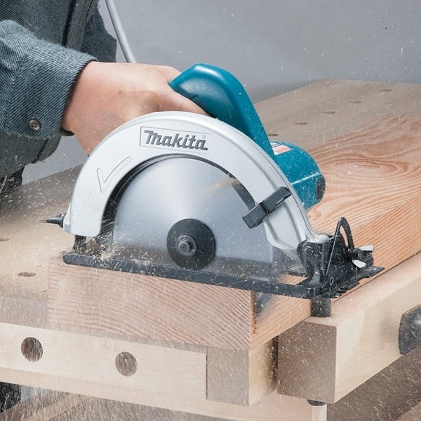 Makita 5806B Circular Saw