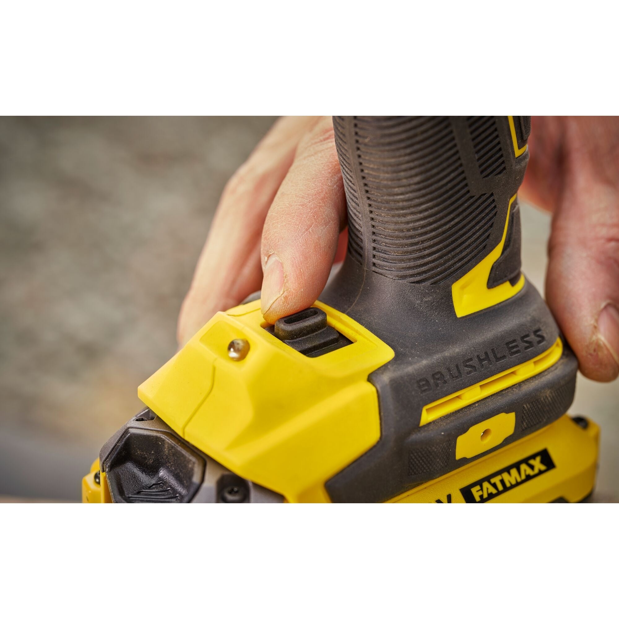 美國 STANLEY 史丹利 SBW920M2K-B1 V20 充電式無刷衝擊扳手 (2電1充套裝)