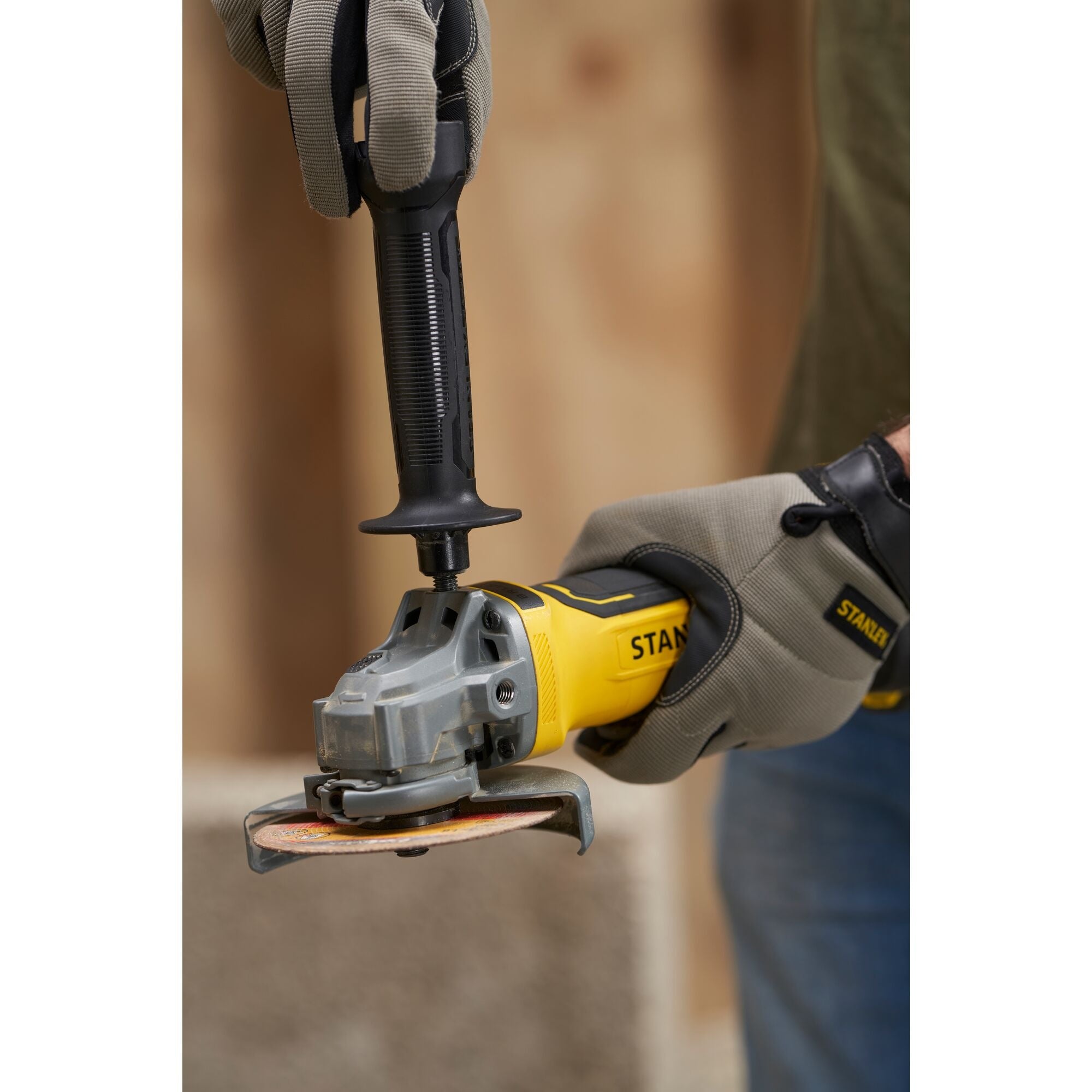 美國 STANLEY 史丹利 SFMCG700M2K-QW V20 充電式無刷角磨機 (安全開關) (2電1充套裝)